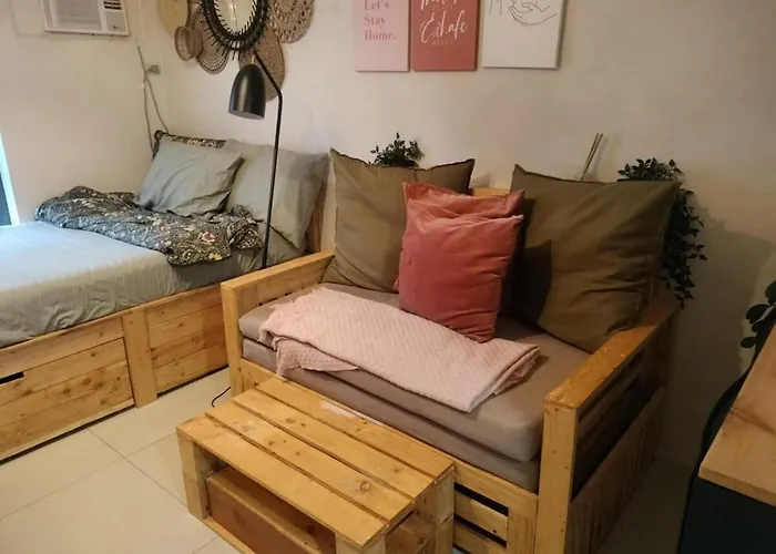 Cozy Wooden Design Unit At 7 Edsa Apartment *